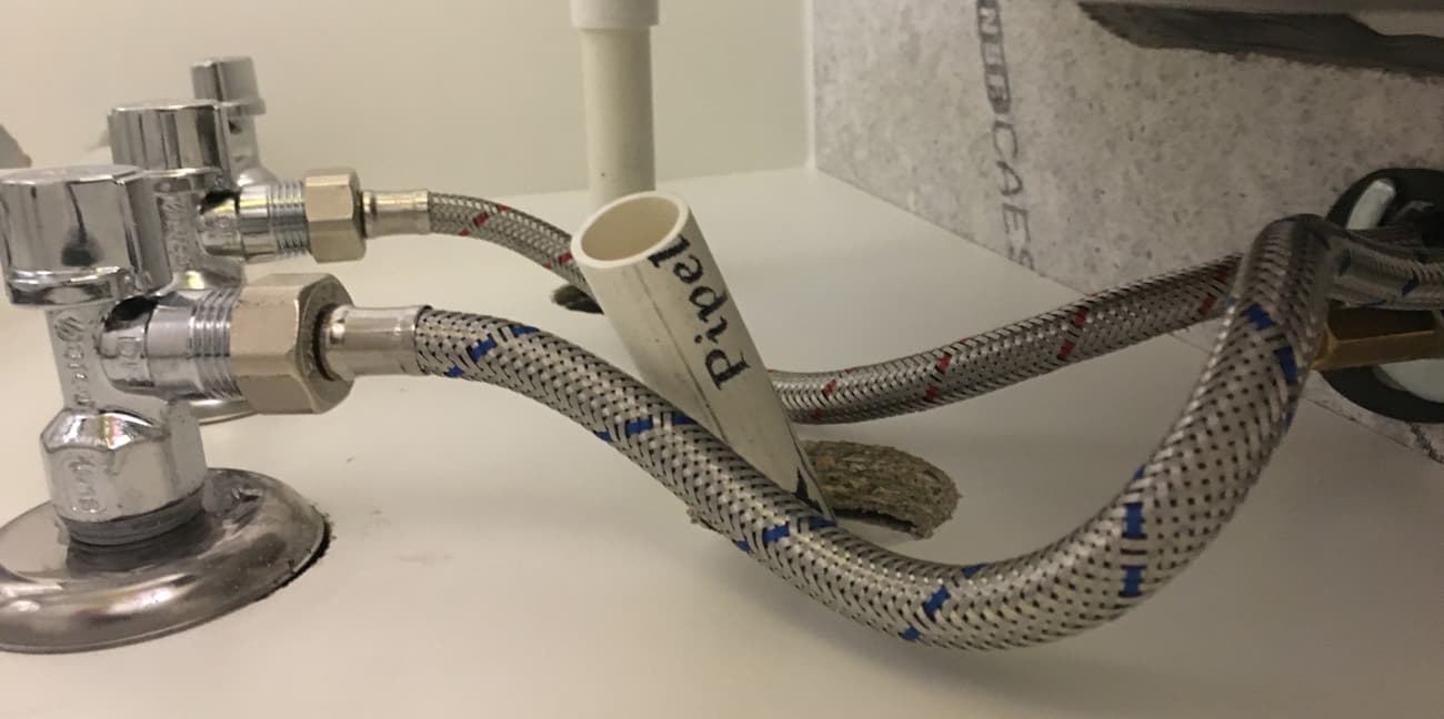 اهمیت بالای تعویض به موقع شیلنگ های زیر دستشویی